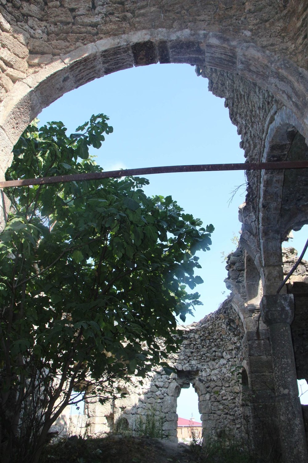 Defineciler tarihi kiliseyi talan etti - 12