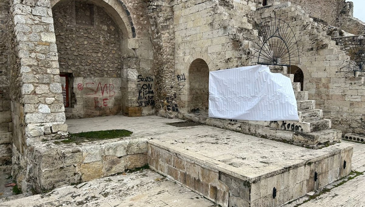 752 yıllık medresedeki sprey boyalı yazılara branda ile kapama 752 yıllık medresedeki sprey boyalı yazılara branda ile kapama
