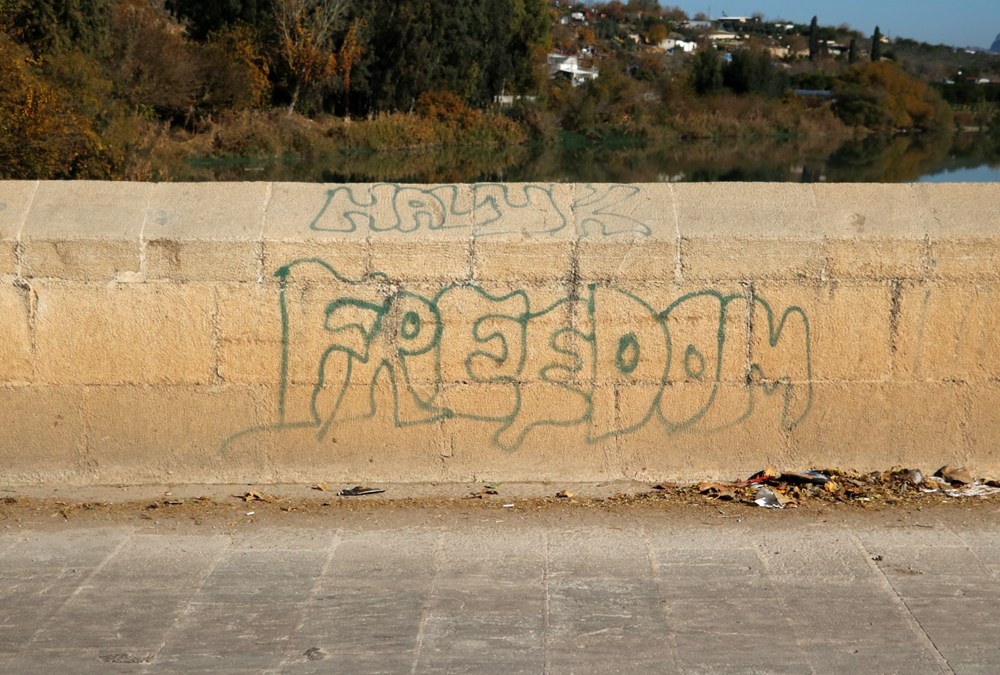 Misis Köprüsü’ne sprey boya ile yazı yazdılar - 4