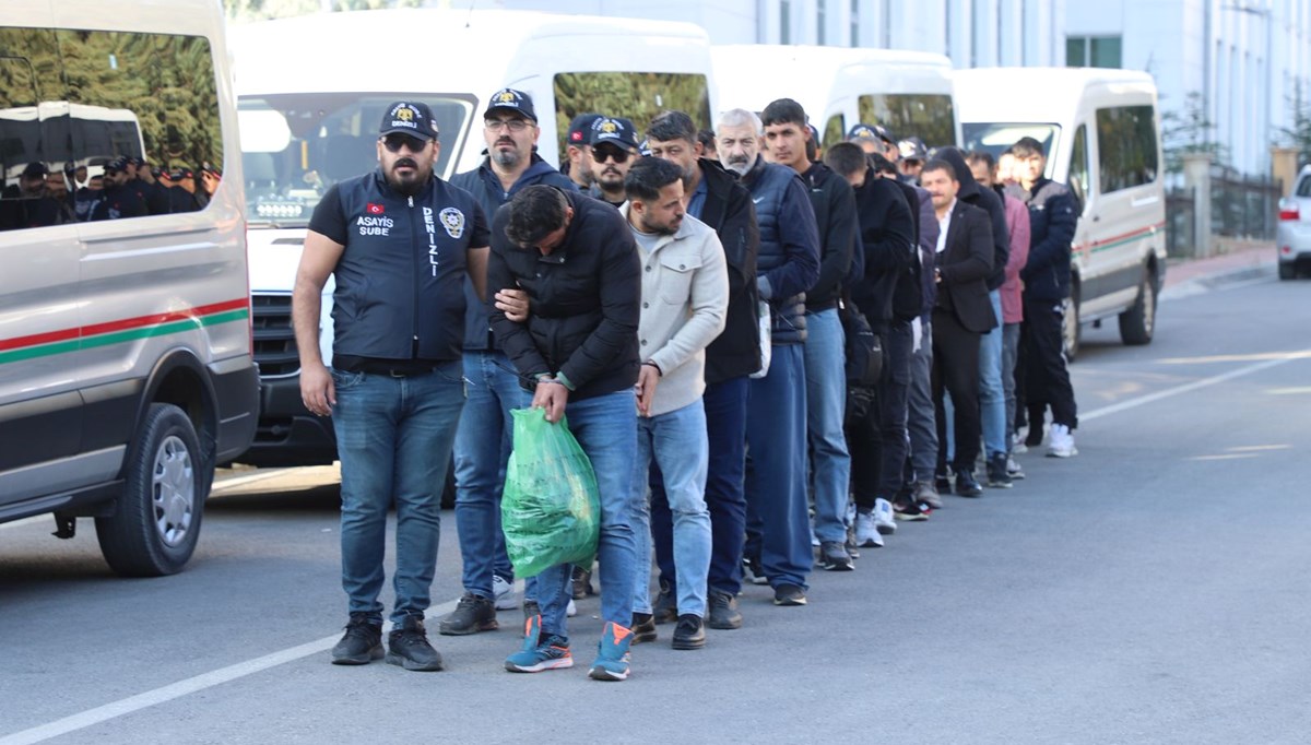 Aparman, daire, arsa... Yaşlı kadını bir yıl boyunca kandırıp her şeyini sattırdılar Aparman, daire, arsa... Yaşlı kadını bir yıl boyunca kandırıp her şeyini sattırdılar