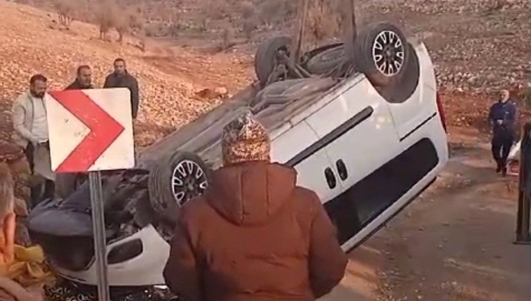 Siirt'te virajı alamayan araç devrildi