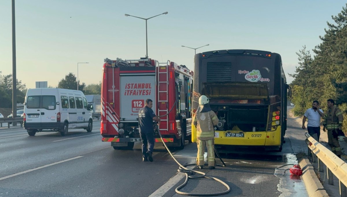 Beykoz’da İETT otobüsünde çıkan yangın söndürüldü Beykoz’da İETT otobüsünde çıkan yangın söndürüldü