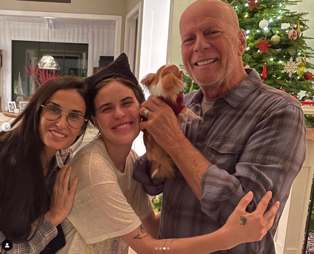 Afazi hastalığına yakalanan Bruce Willis'ten hem eski hem de şimdiki karısıyla aile fotoğrafı - 1