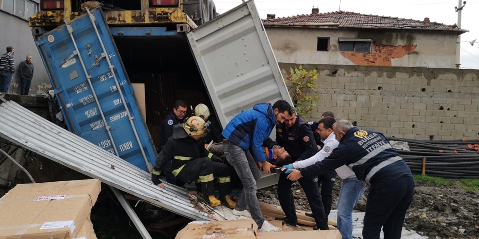 Bursa'da mobilya fabrikasında konteyner devrildi: 2 ölü - 1