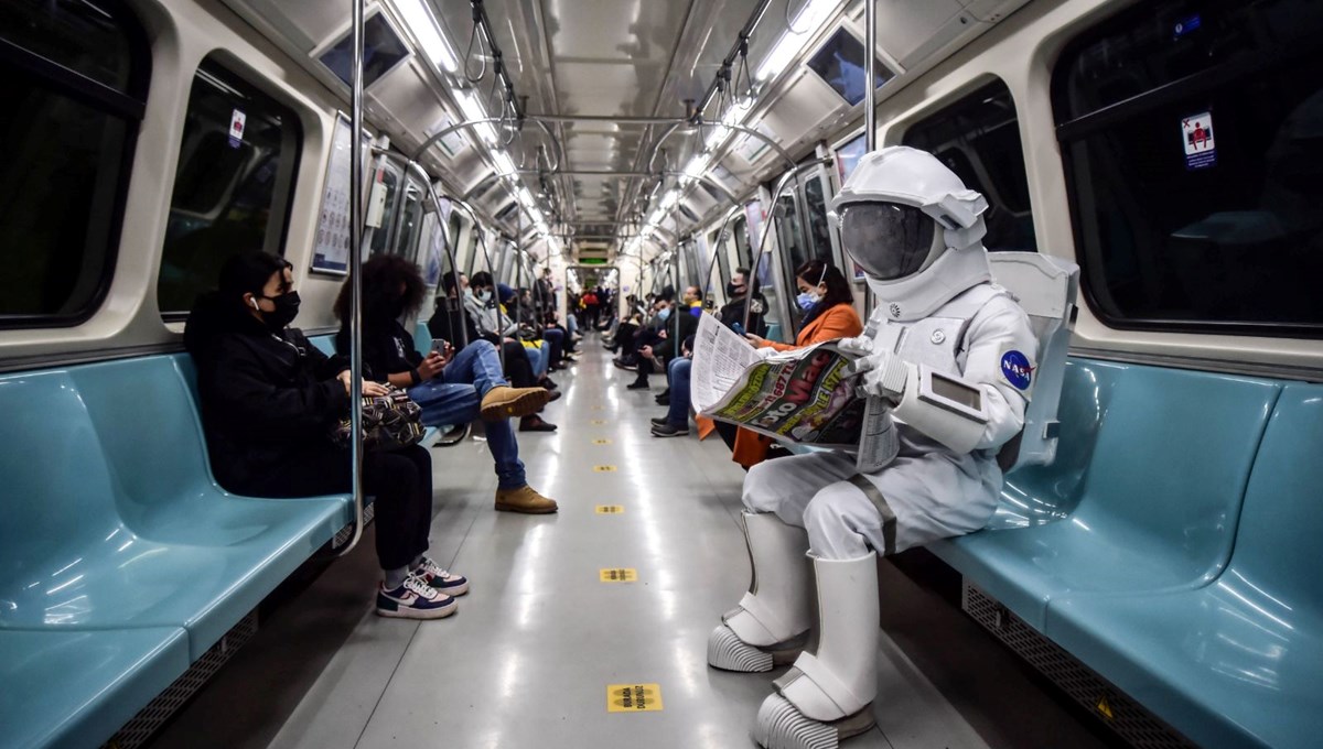 İstanbul'da merak uyandıran görüntü: Metroda astronot var!