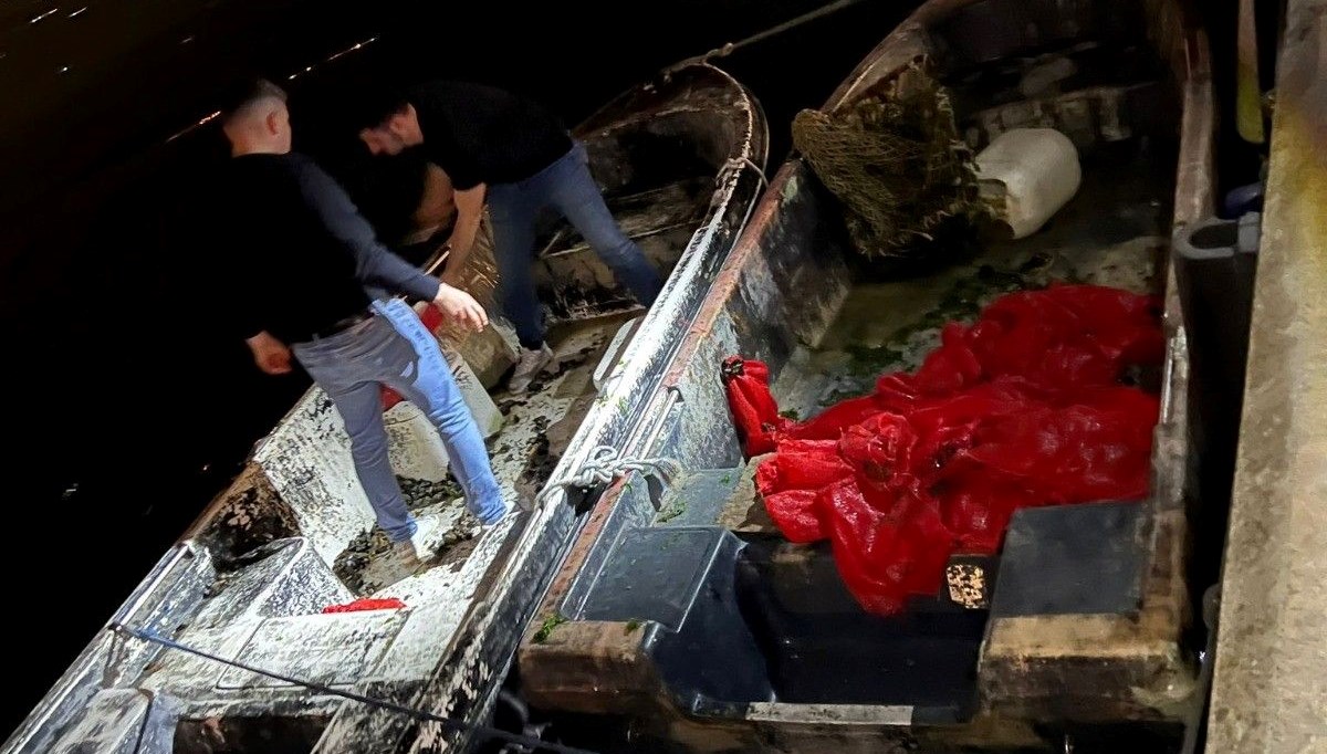 İstanbul’da 1 buçuk ton kaçak midye ele geçirildi İstanbul’da 1 buçuk ton kaçak midye ele geçirildi