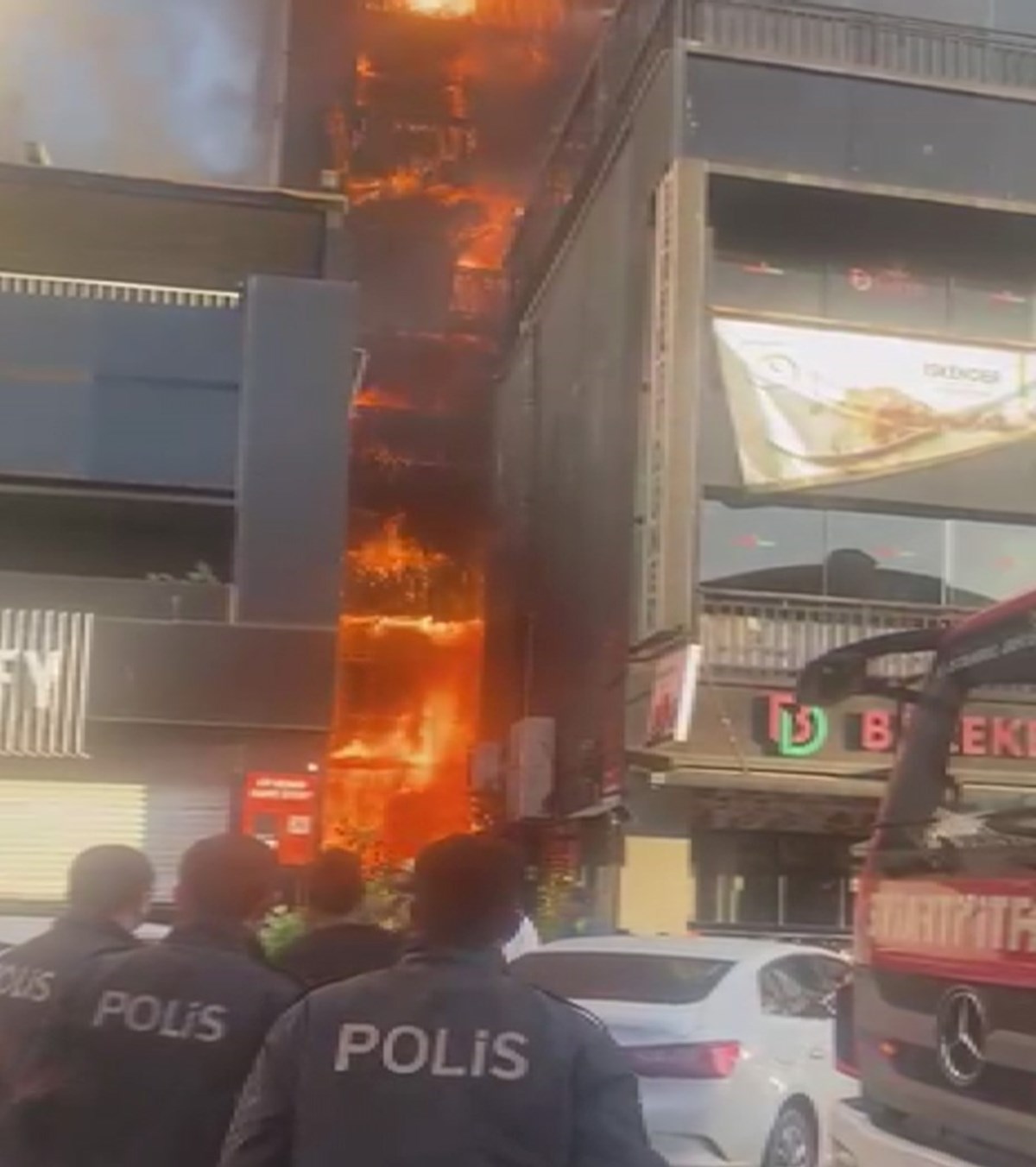 Yangının ilk çıkış anında çekilen fotoğraf Yangının ilk çıkış anında çekilen fotoğraf