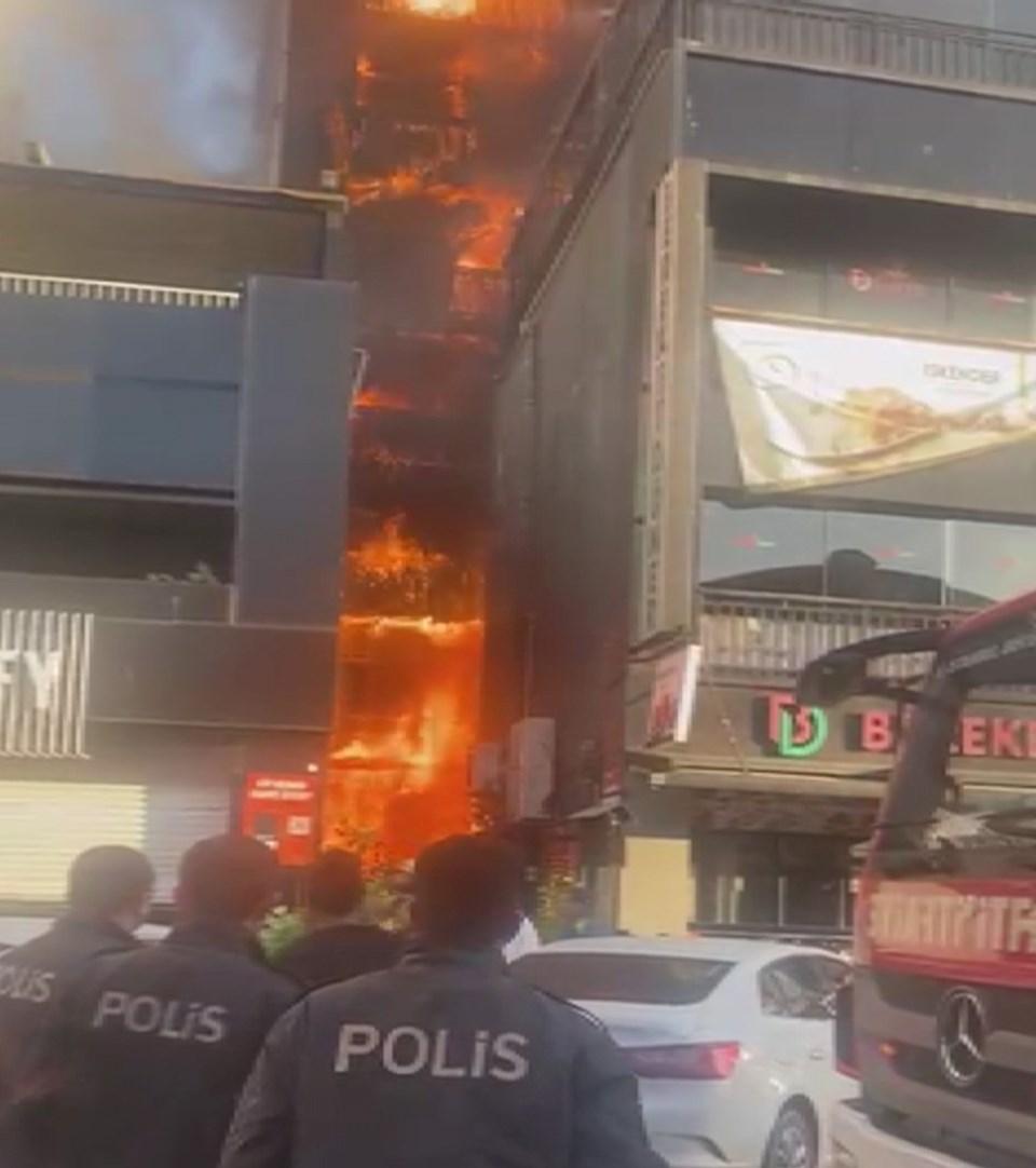 İstanbul'da 7 katlı otelde yangın: 2 ölü, 3 yaralı - 3