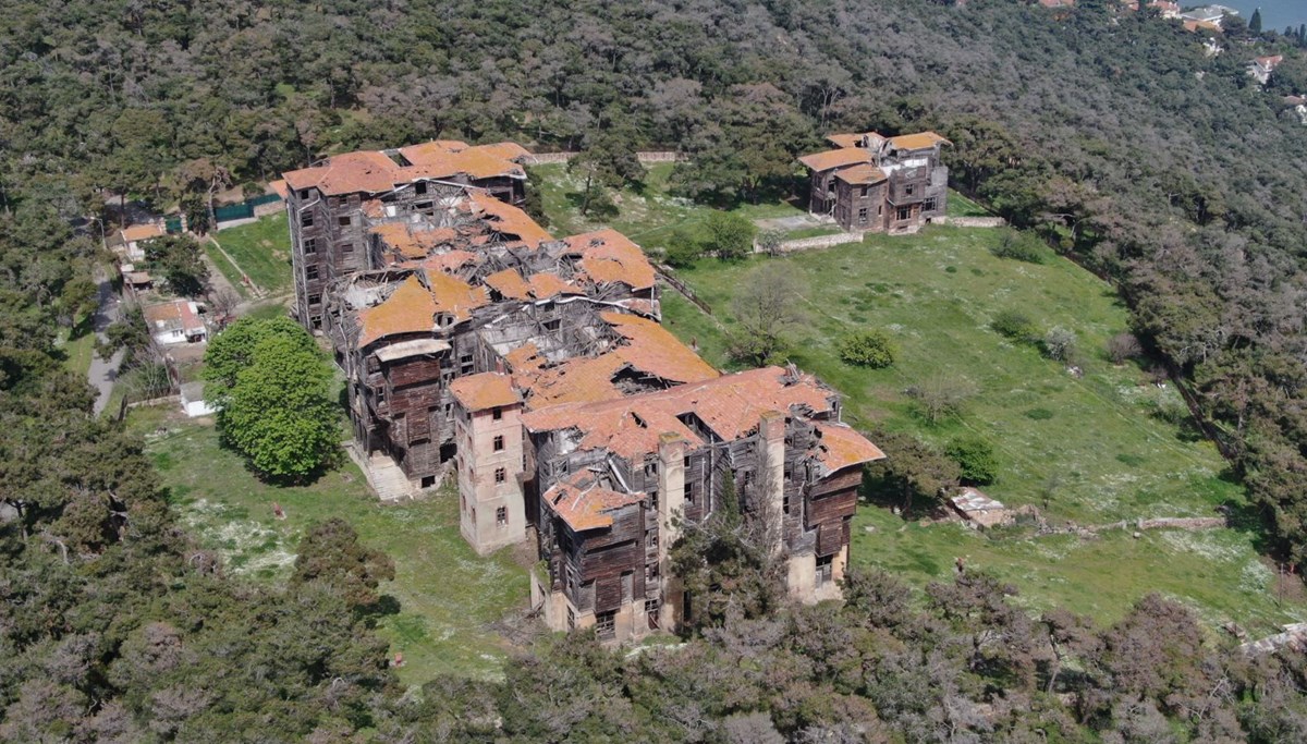 Restorasyonuna henüz başlanmayan Büyükada Rum Yetimhanesi'nin son durumu