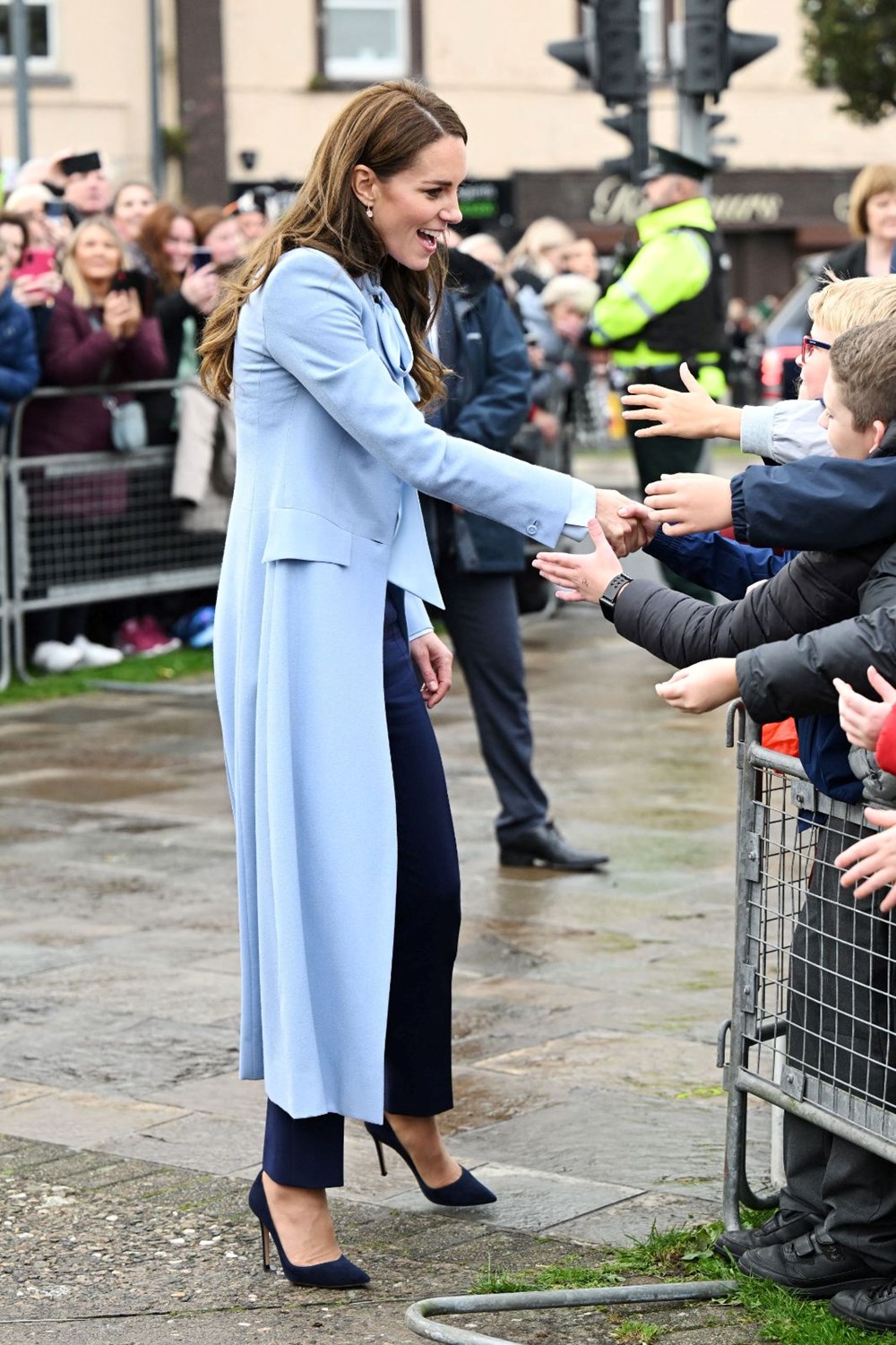 İrlandalı kadın Kate Middleton'ı gözünün içine bakarak protesto etti - 6