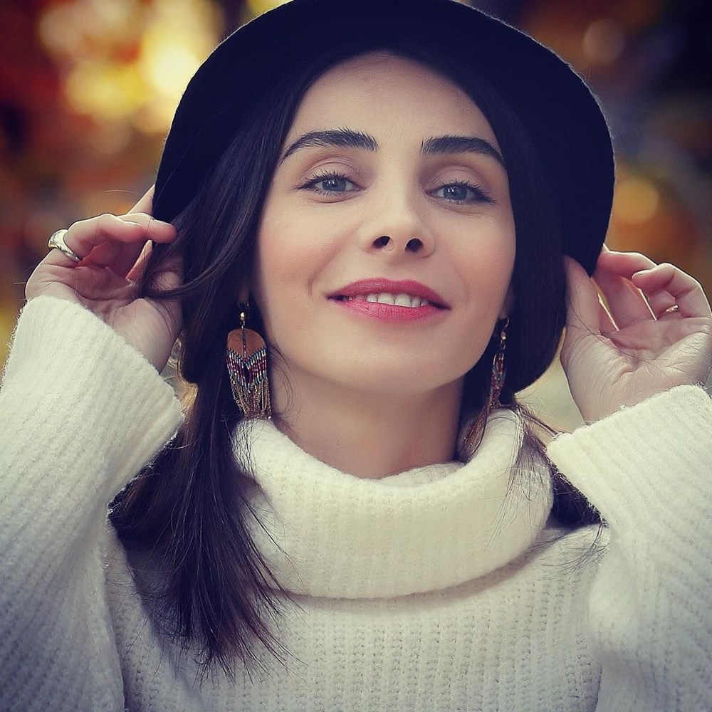 Su Burcu Yazgı Coşkun'dan nostaljik kare (Ünlülerin çocukluk ve gençlik halleri) - 568