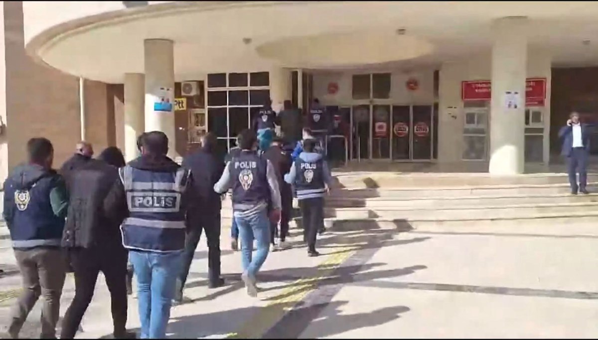 Kendilerini polis, savcı ve hakim olarak tanıtanlara tutuklama Kendilerini polis, savcı ve hakim olarak tanıtanlara tutuklama