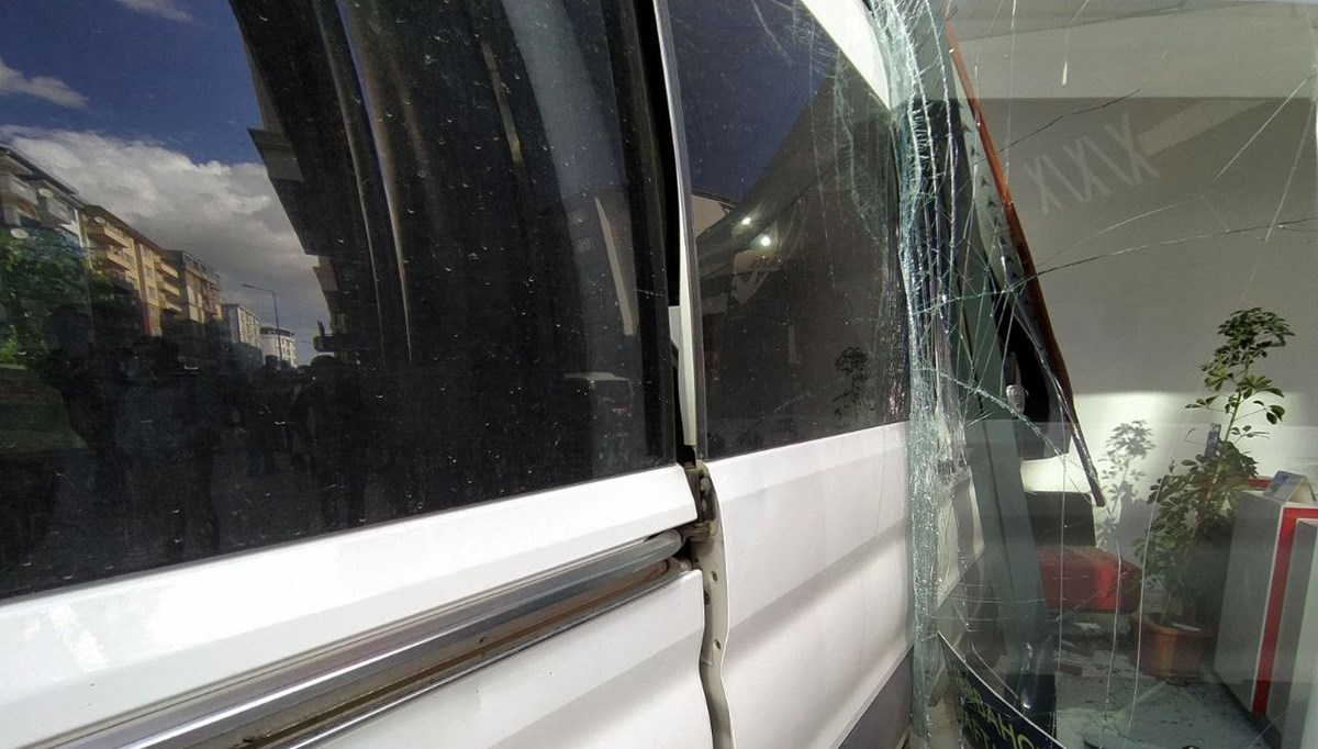 Van'da kaza yapan minibüsten son anda kaçtılar