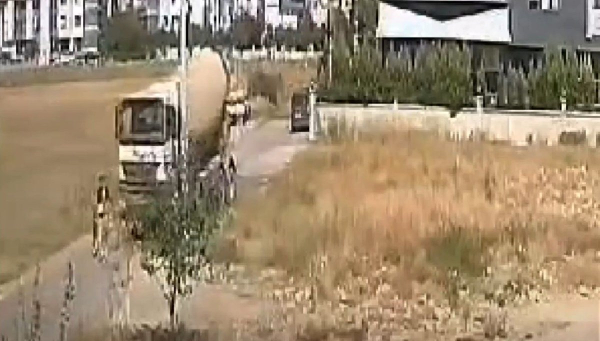 Feci kaza kamerada: Anne ve küçük çocuğu beton mikserinin altında kaldı! Feci kaza kamerada: Anne ve küçük çocuğu beton mikserinin altında kaldı!