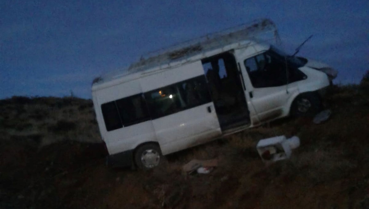 Freni boşalan minibüs devrildi: İkisi ağır dokuz yaralı Freni boşalan minibüs devrildi: İkisi ağır dokuz yaralı