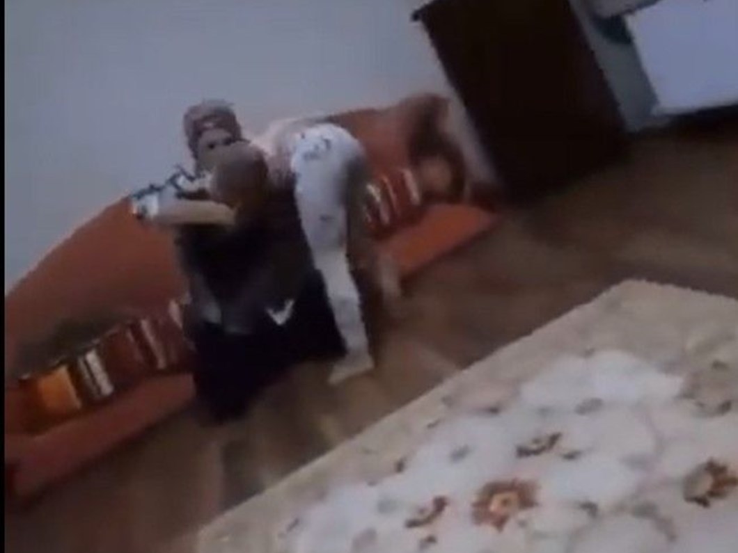 cocugunu doven anne tahliye oldu kizinin ayagina sarilarak af diledi son dakika turkiye haberleri ntv haber