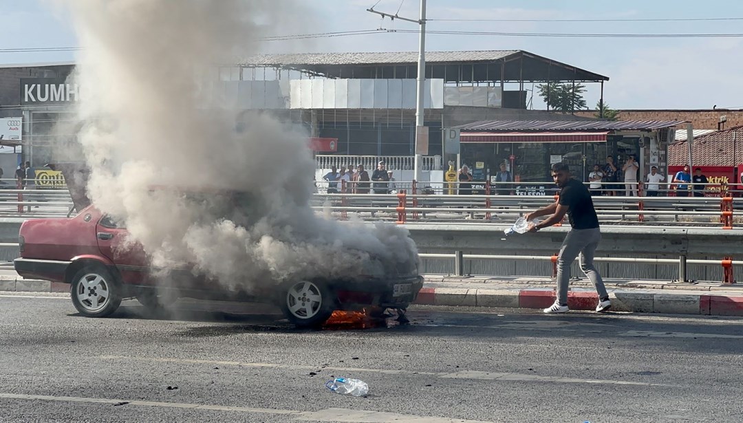 Alev alan otomobilini kendi çabasıyla söndürmeye çalıştı