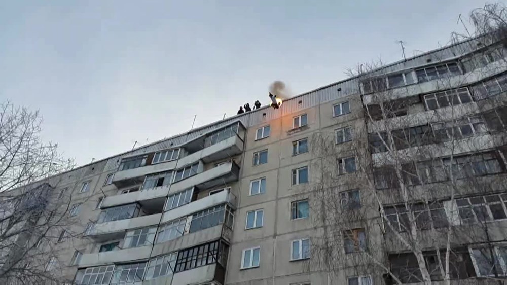 Панелька 9 этажей. 9 этажей любви. Крыша 5 этажки. Мейнстрим оне. А моя любовь живёт на 25 этаже.