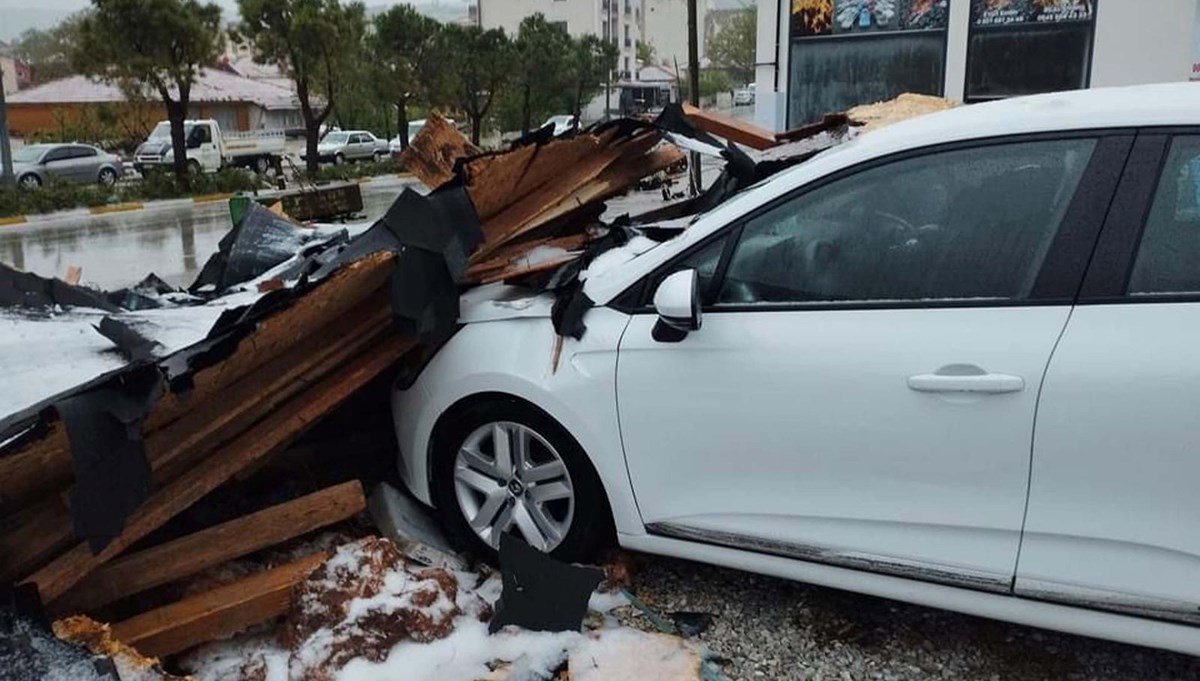 Denizli'de kuvvetli rüzgar çatı uçurdu, otomobiller zarar gördü