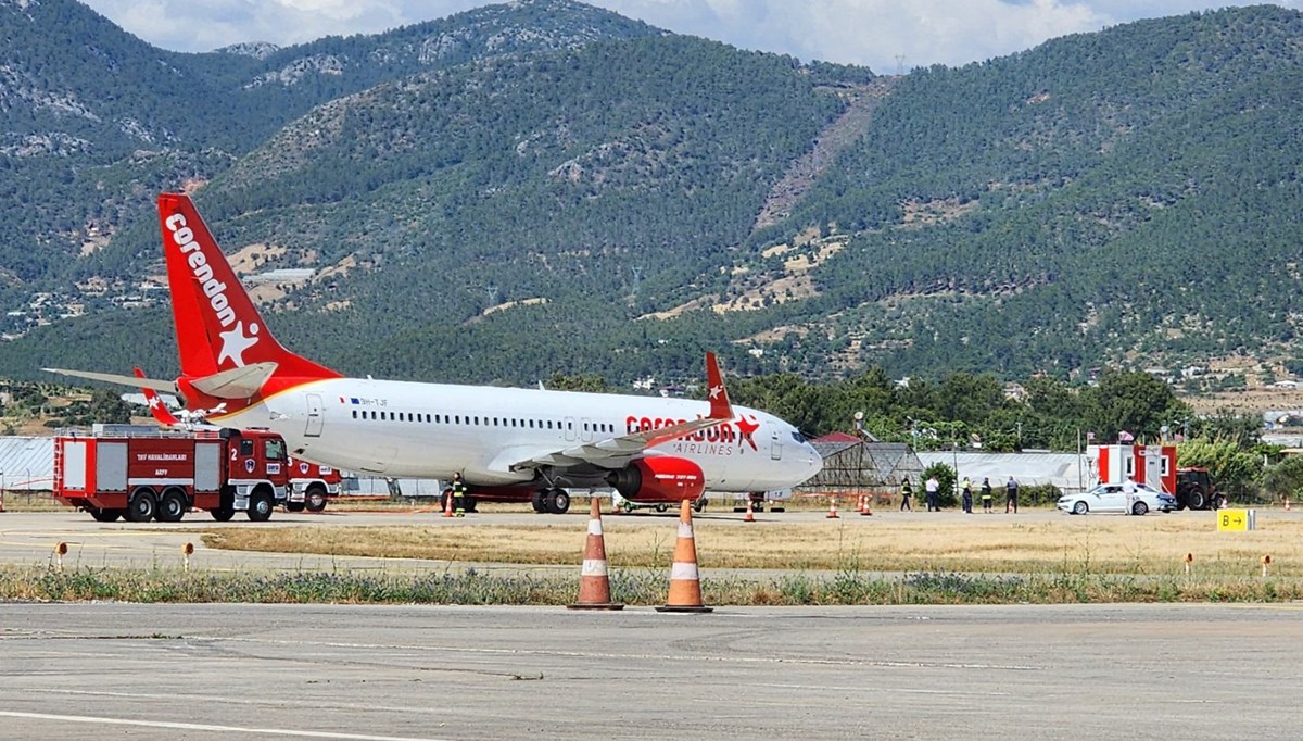 Antalya'da ön lastiği patlayan uçak park yerine çekildi Antalya'da ön lastiği patlayan uçak park yerine çekildi