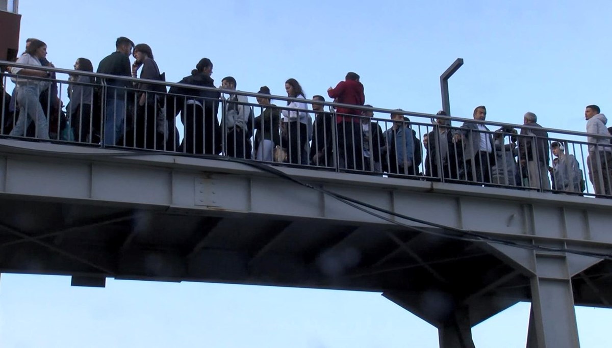 Beşyol metrobüs köprüsünde yenileme çalışması yoğunluğu Beşyol metrobüs köprüsünde yenileme çalışması yoğunluğu