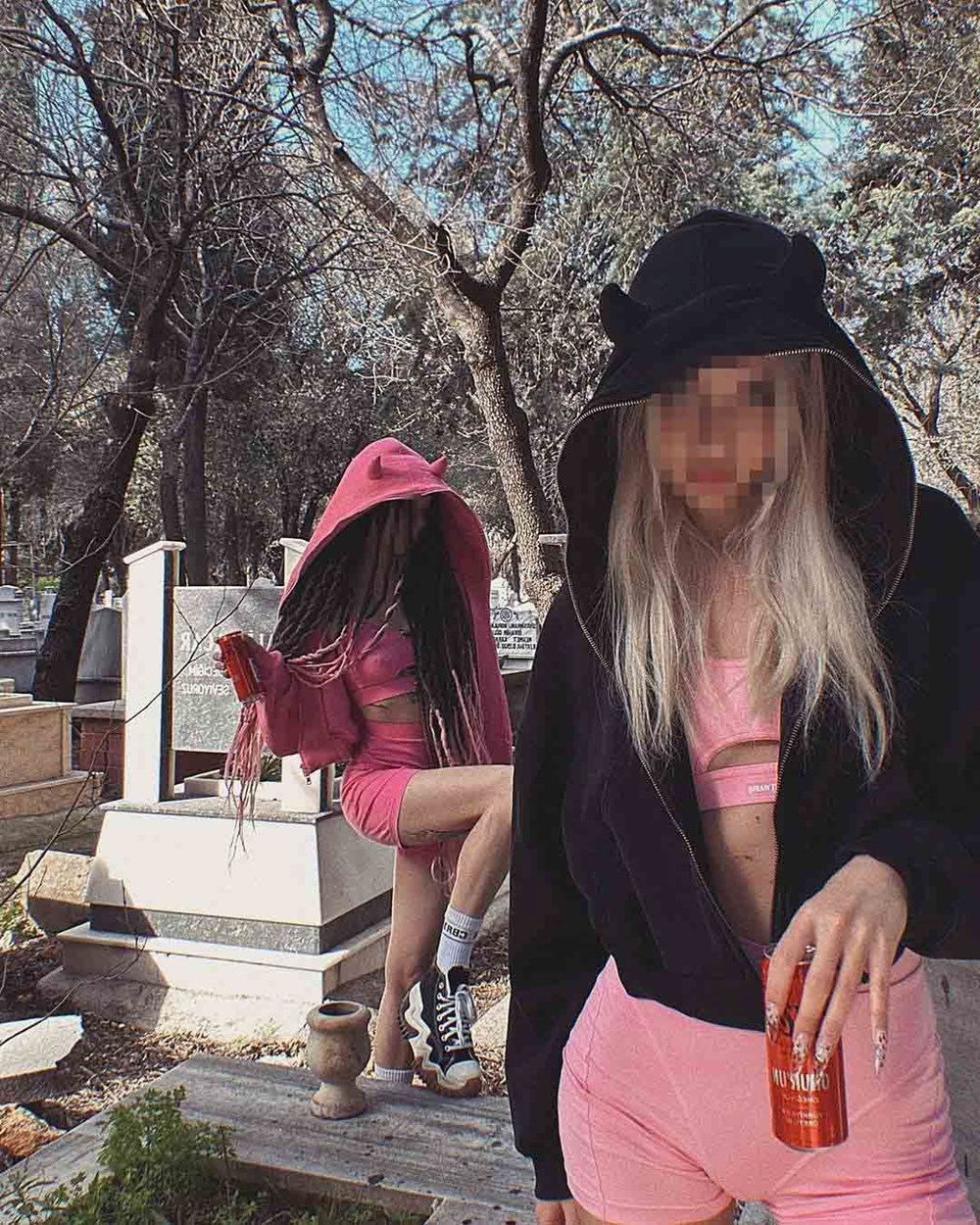 Mezarlıkta tepki çeken hareket: Sosyal medyada paylaştılar - 2