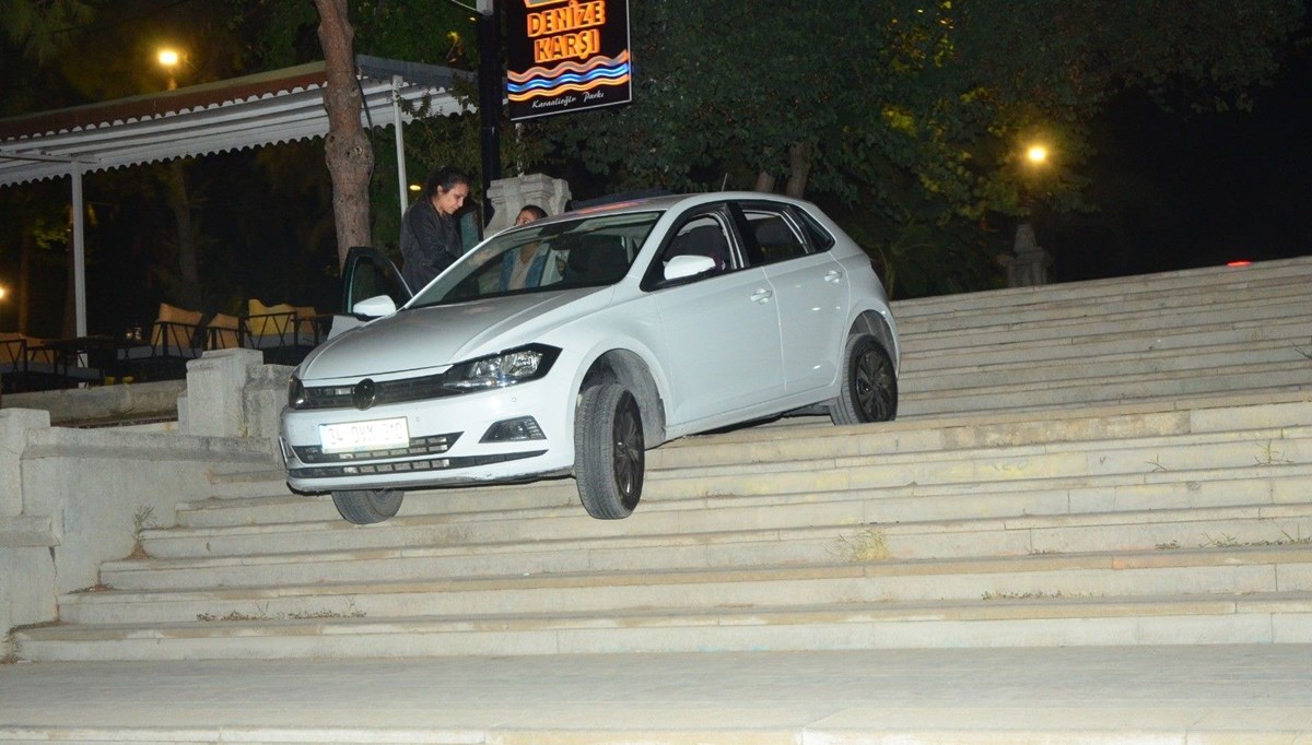 Navigasyona uydu merdivende asılı kaldı