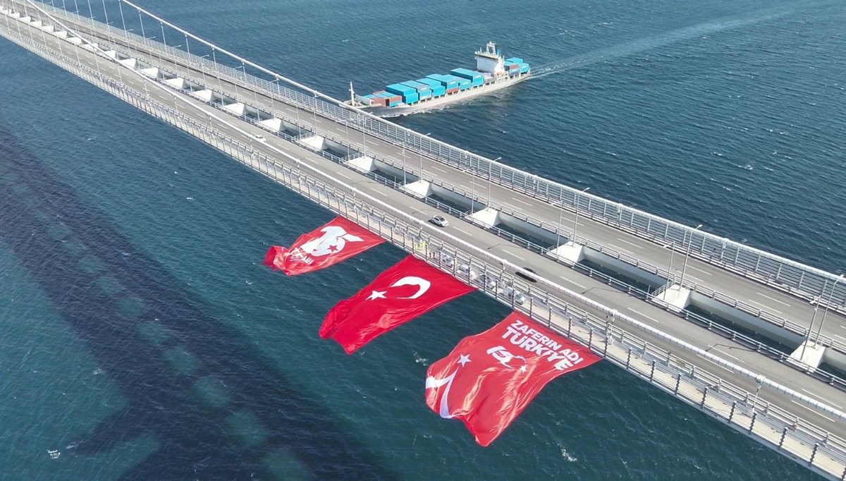 Çanakkale Köprüsü'ne Türk bayrağı asıldı