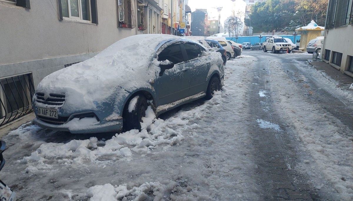 Tekirdağ'da sokaklar buz pistine dönüştü Tekirdağ'da sokaklar buz pistine dönüştü