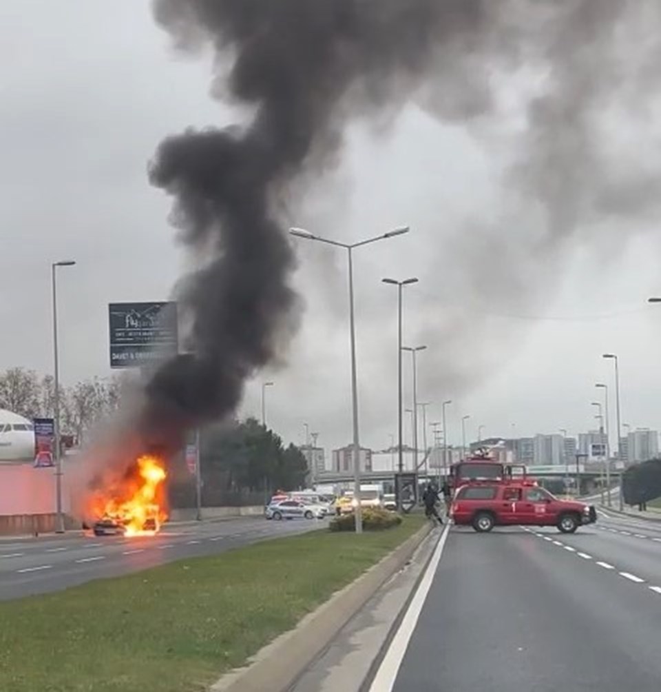 Bakırköy'de otomobil alev alev yandı - 1