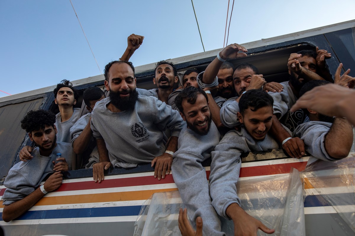 Esirlerden bazıları sağlık kontrolü için hastanelere götürüldü.
