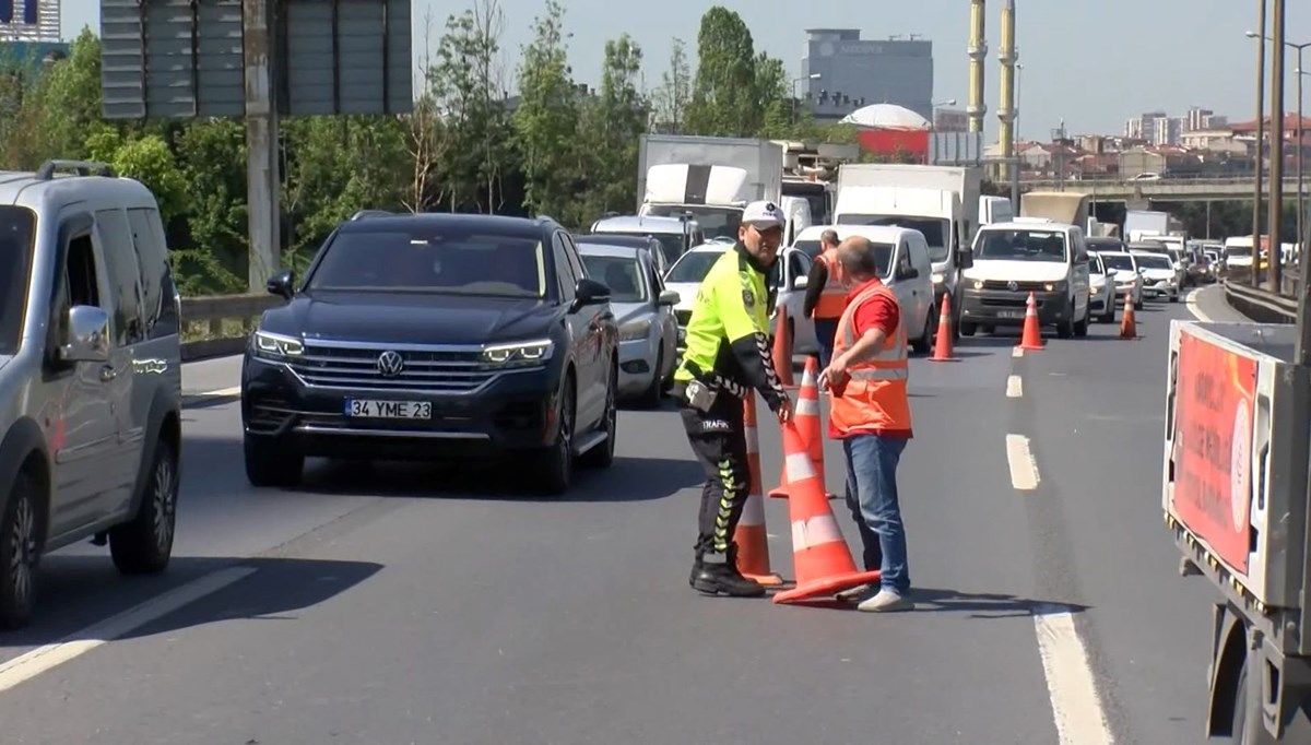 Esenler'de zincirleme kaza: Trafik durma noktasına geldi Esenler'de zincirleme kaza: Trafik durma noktasına geldi