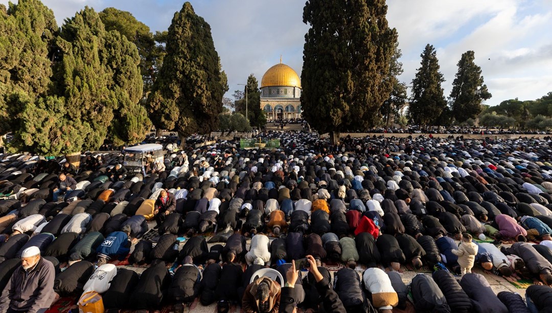 İşgal altında bayram: Mescid-i Aksa'daki namaza 120 bin Filistinli katıldı