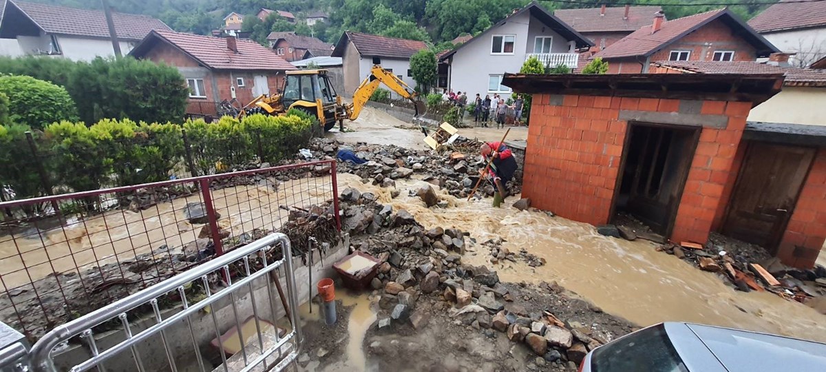 Şiddetli yağış sonucu çok sayıda ev ve iş yerini su bastı