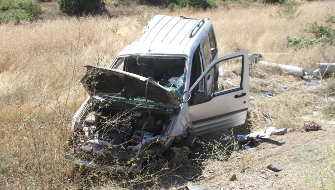 Önce ağaca, sonra direğe çarptı: Beş yaralı