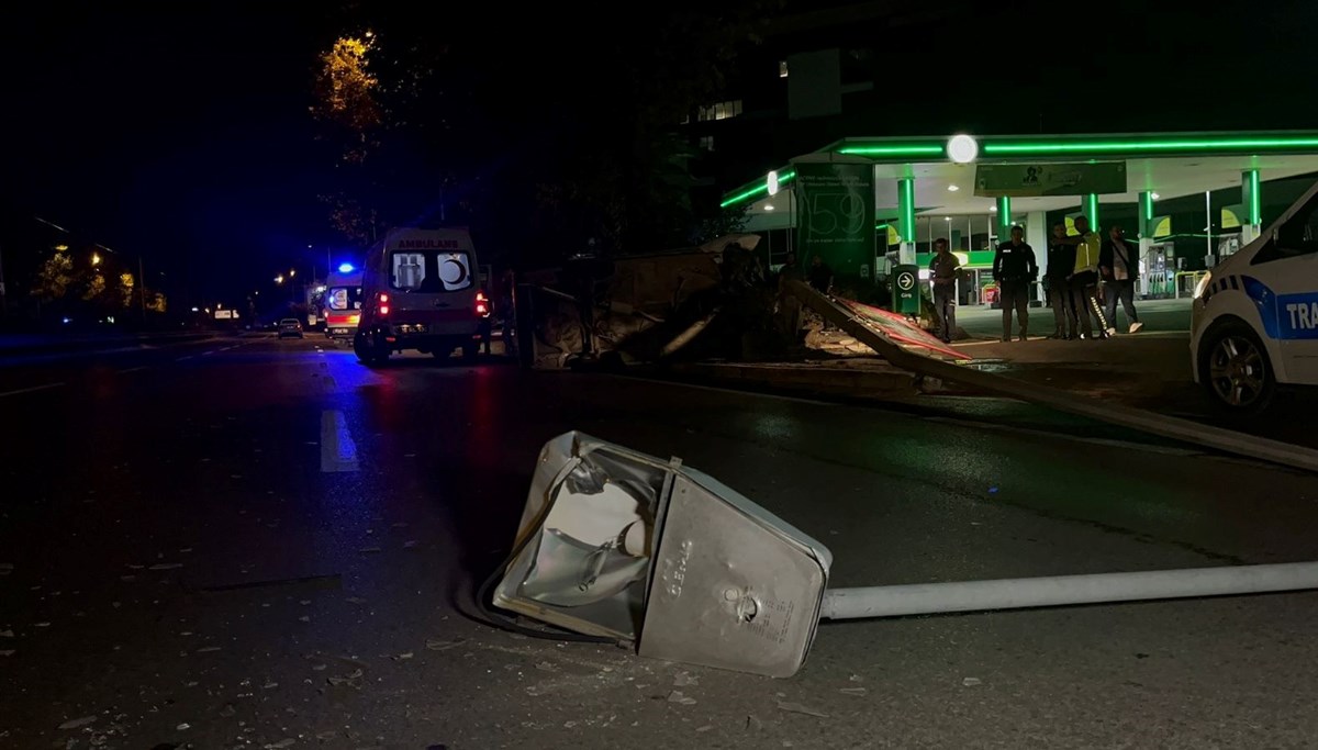 Otomobil aydınlatma direğine çarptı: 1 yaralı