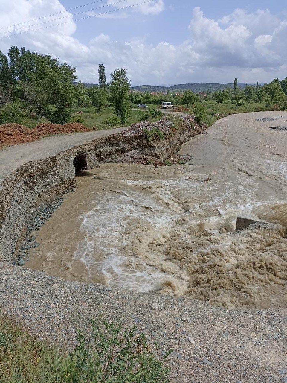 Sel suları köy yolunu ve köprüyü yıktı - 1