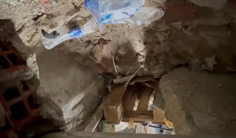 Bağcılar’da film gibi soygun girişimi: Duvarları dele dele döviz bürosuna ulaştılar, alarma takıldılar 10 Duvarları dele dele döviz bürosuna ulaştılar! Film gibi soyguna alarm engeli - 10