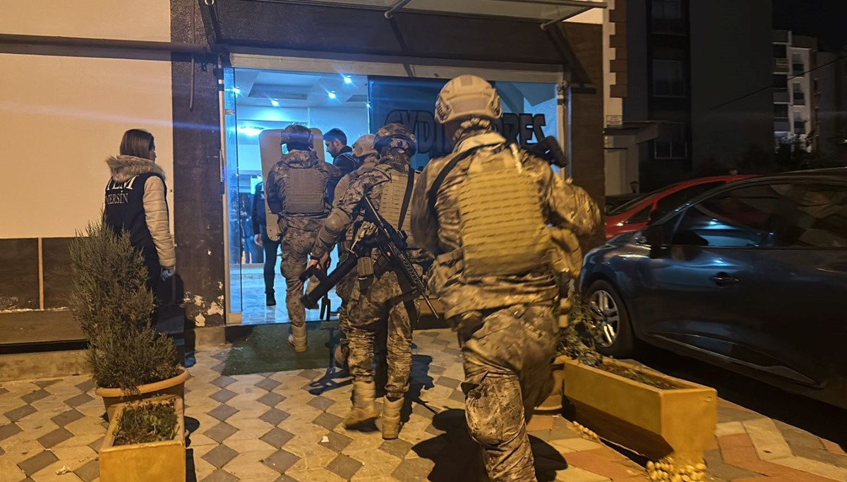Mersin'de terör örgütlerine operasyon: 12 gözaltı kararı Mersin'de terör örgütlerine operasyon: 12 gözaltı kararı