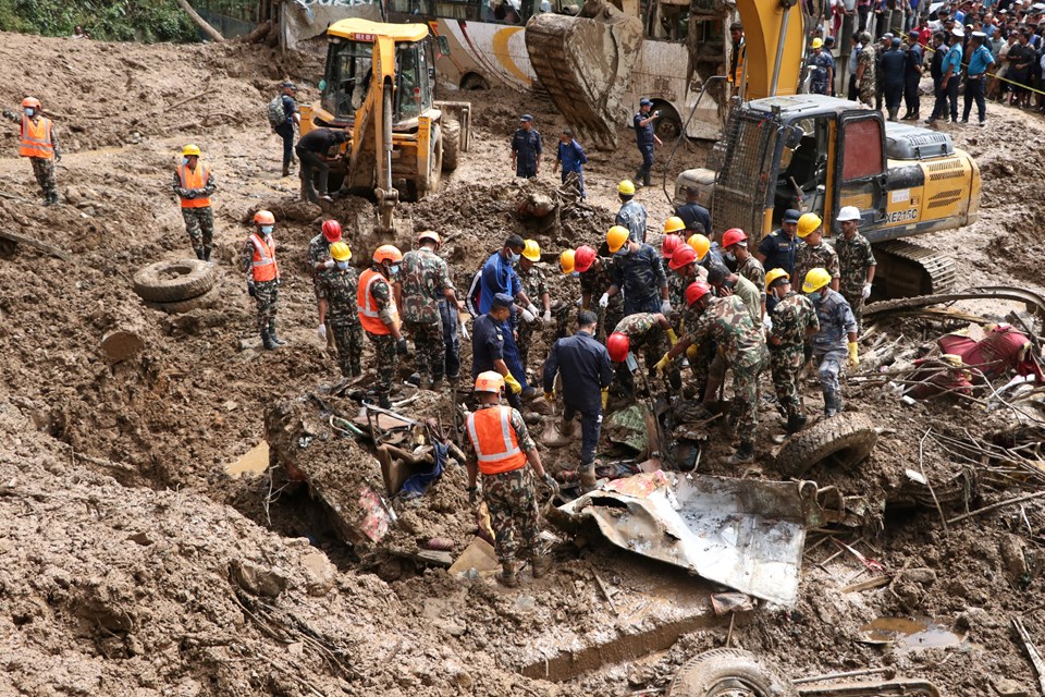 Nepal'deki sel ve toprak kaymalarında can kaybı 151'e yükseldi - 1