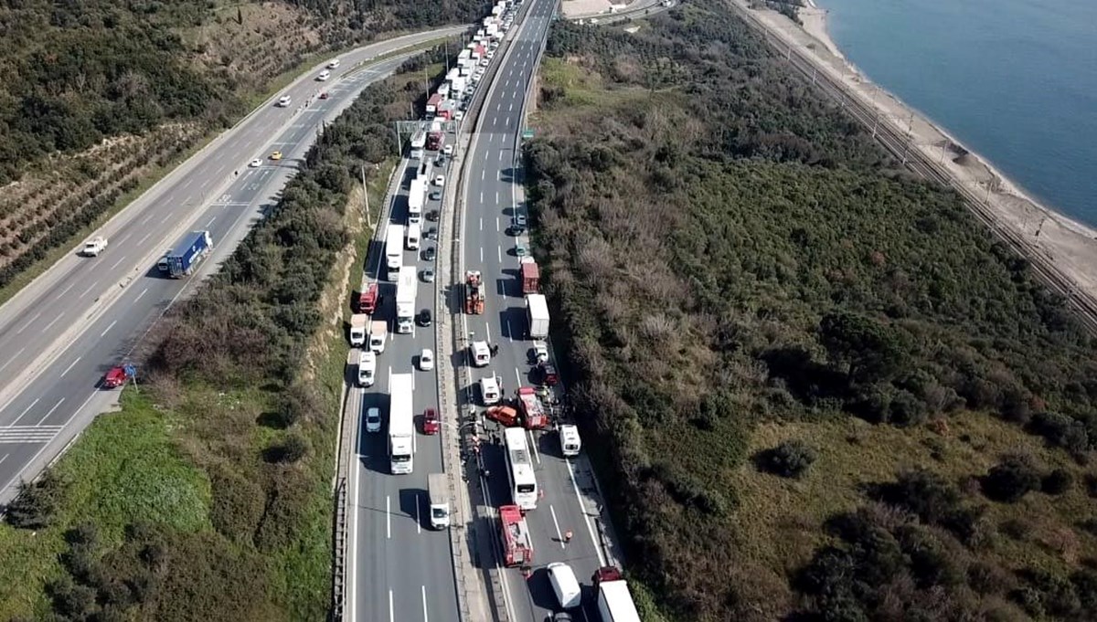 TEM'de zincirleme kaza: Ankara yönü trafiğe kapandı TEM'de zincirleme kaza: Ankara yönü trafiğe kapandı