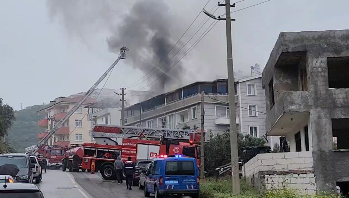 Yalova'da yangın: 4 daire küle döndü Yalova'da yangın: 4 daire küle döndü