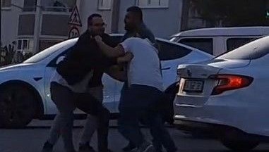 Trafikte iki sürücü birbirine girdi
