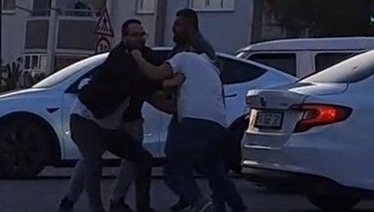 Trafikte iki sürücü birbirine girdi Trafikte iki sürücü birbirine girdi