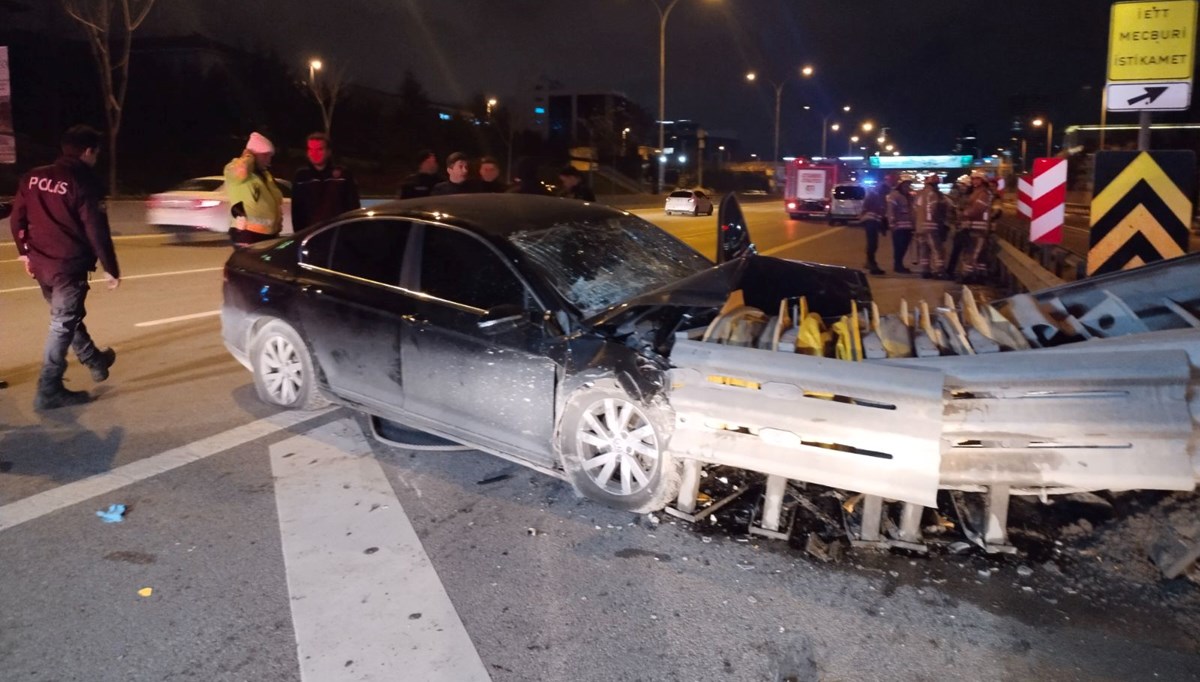 Kadıköy'de kontrolden çıkan otomobil bariyere çarptı: 3 yaralı Kadıköy'de kontrolden çıkan otomobil bariyere çarptı: 3 yaralı