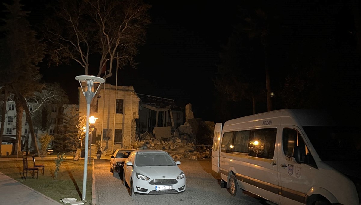 Hatay'daki depremde valilik binasının bir kısmı yıkıldı Hatay'daki depremde valilik binasının bir kısmı yıkıldı