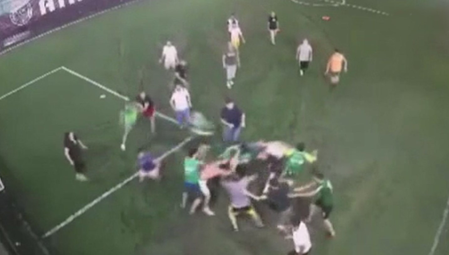 Halı saha maçı boks maçına döndü