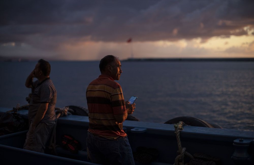 Kerja keras reporter yang menghabiskan 5 hari bersama para nelayan di Laut Hitam - 29