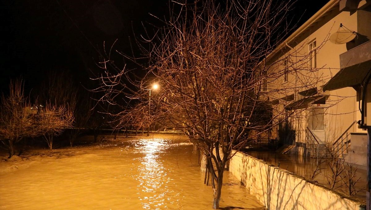 Edirne'yi sağanak vurdu: Mahsur kalanları ekipler kurtardı