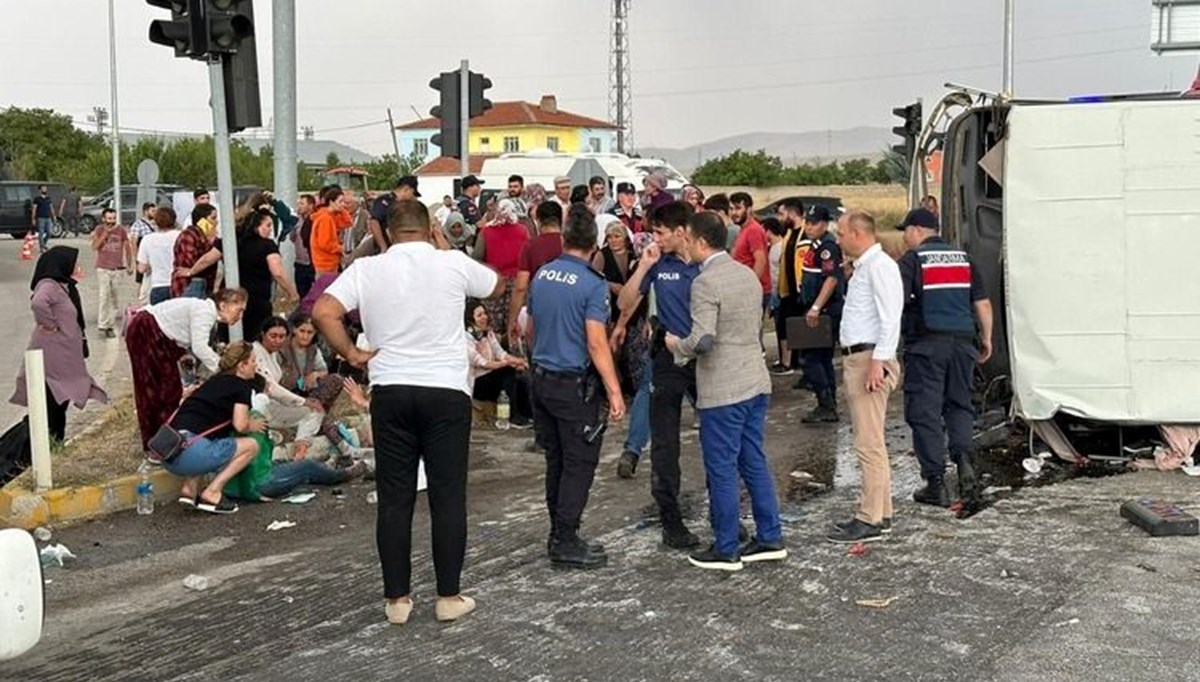 Afyonkarahisar'da midibüs ile kamyonet çarpıştı: 33 kişi yaralı Afyonkarahisar'da midibüs ile kamyonet çarpıştı: 33 kişi yaralı